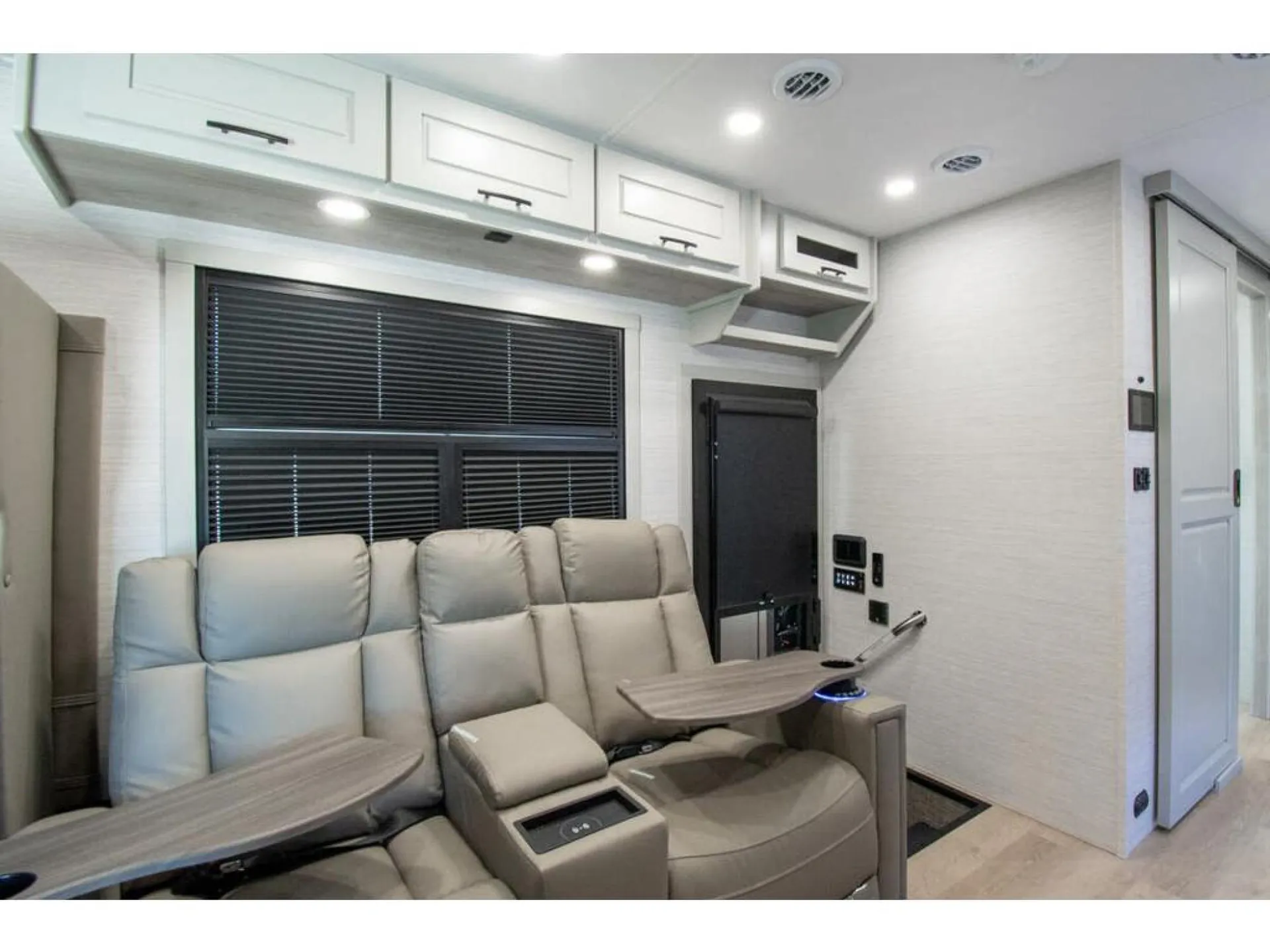2027 Dynamax Corp DynaQuest XL 3200KD dealer photo 8 from Blue Compass RV