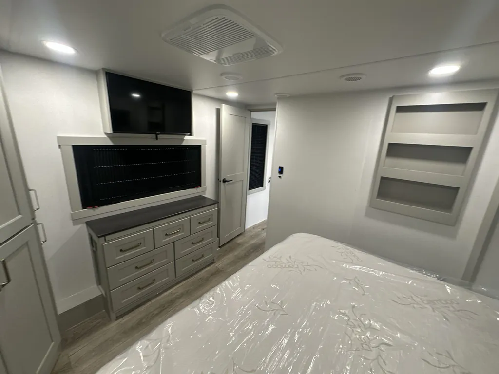 2026 Brinkley Model G 3950, Photos photo 8