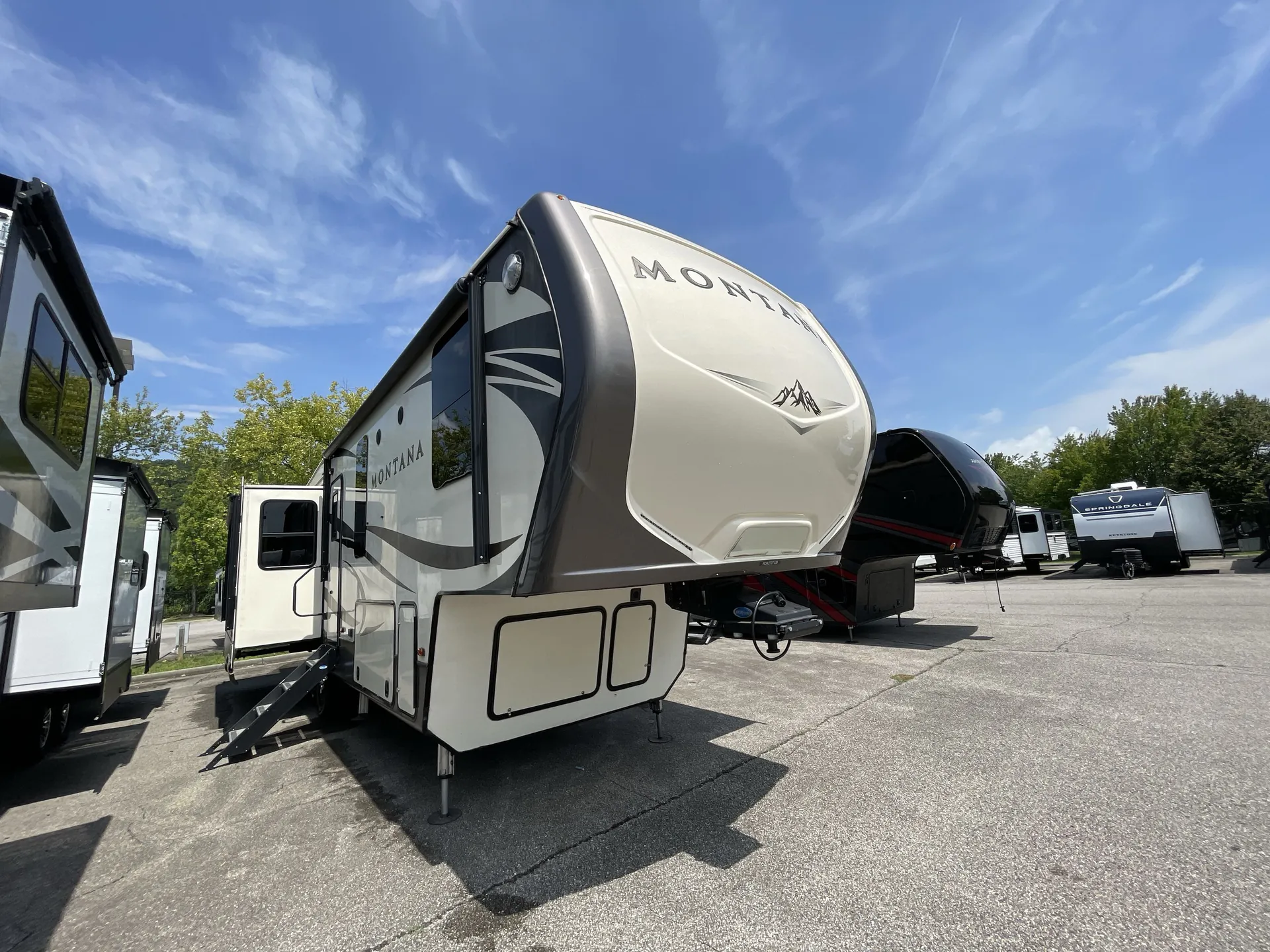 2017 Keystone Montana 3000RE - Photo 2