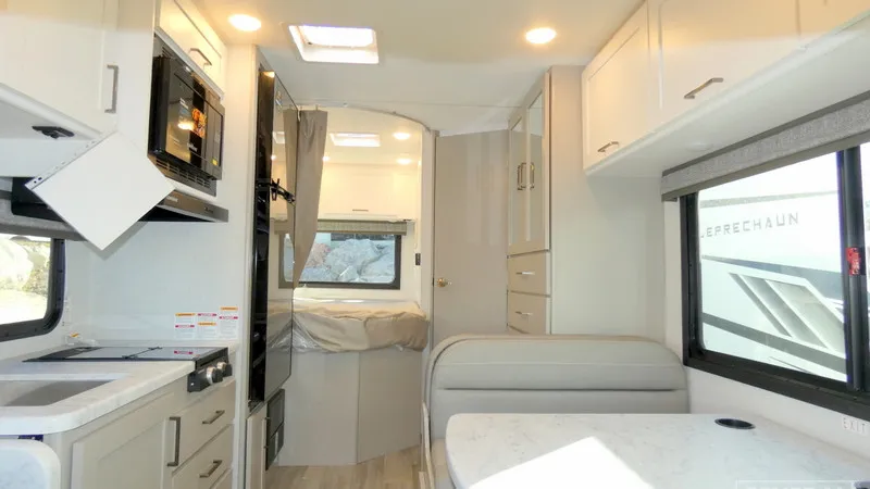 2026 Thor Motor Coach Pasadena SE SE21 Chevy - Photo 3