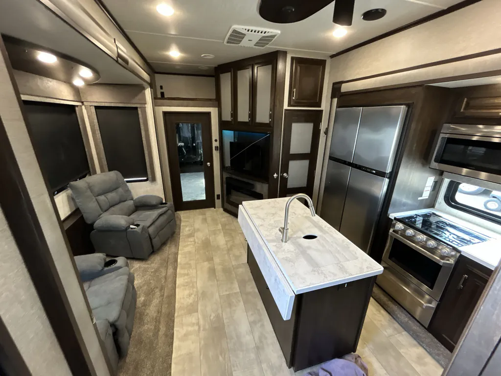 2019 Grand Design Momentum 381M, Photos photo 2