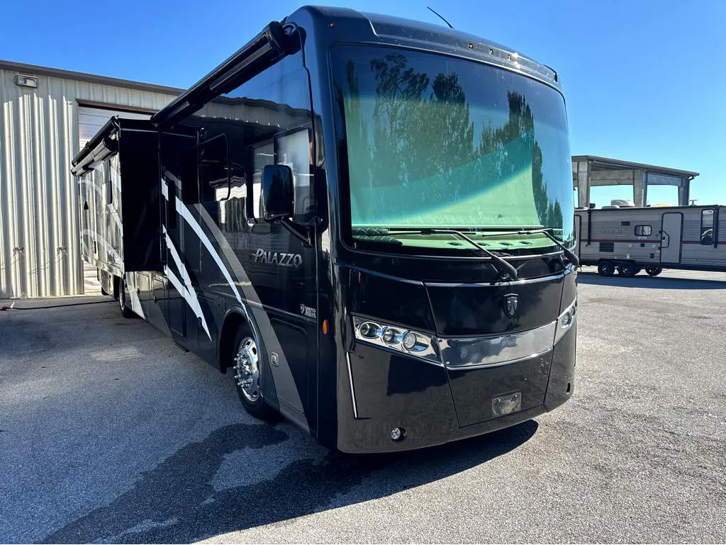 2019 Thor Motor Coach Palazzo 37.4 - Photo 2