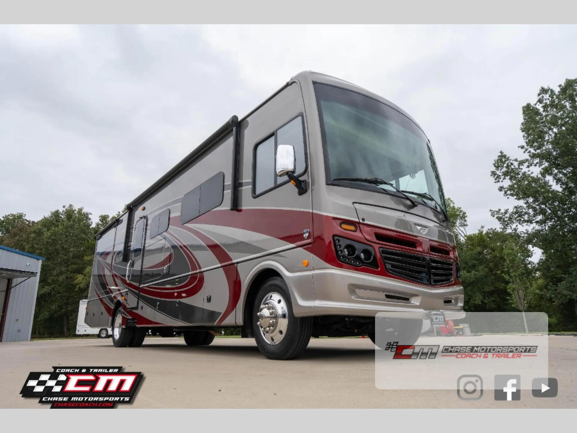 2023 Fleetwood Bounder 35GL - Photo 2