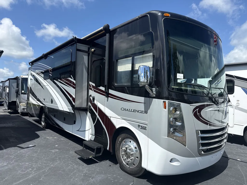 2017 Thor Motor Coach Challenger 37YT, Photos photo 5