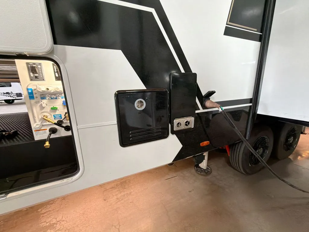 2026 Brinkley Model Z 3600, Photos photo 10