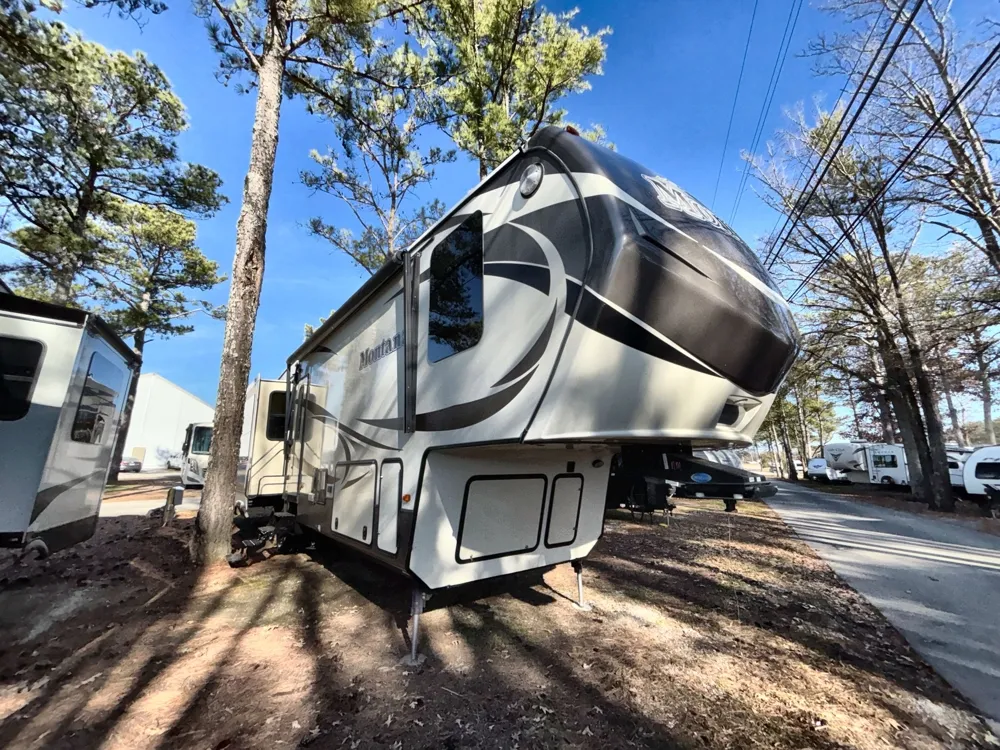 2016 Keystone Montana 3721RL - Main photo