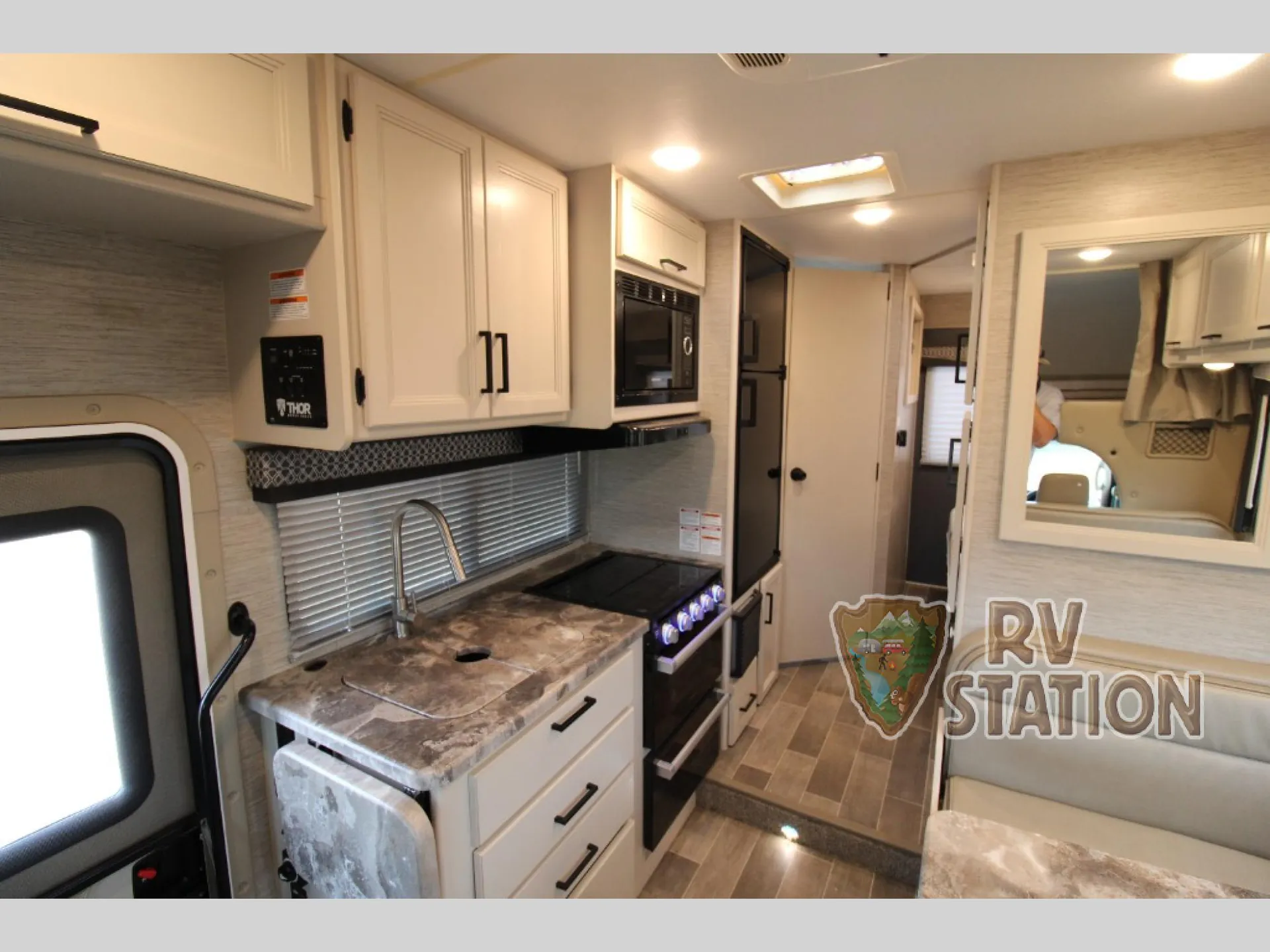 2022 Thor Motor Coach Chateau 22B - Photo 3
