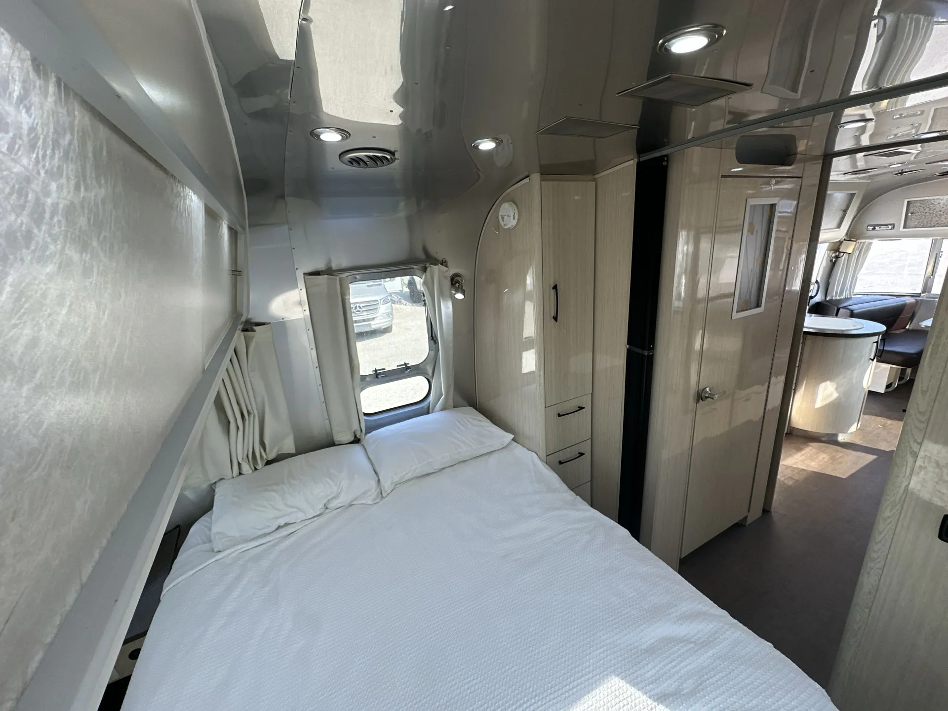 2017 Airstream International Serenity 25FB - Photo 4