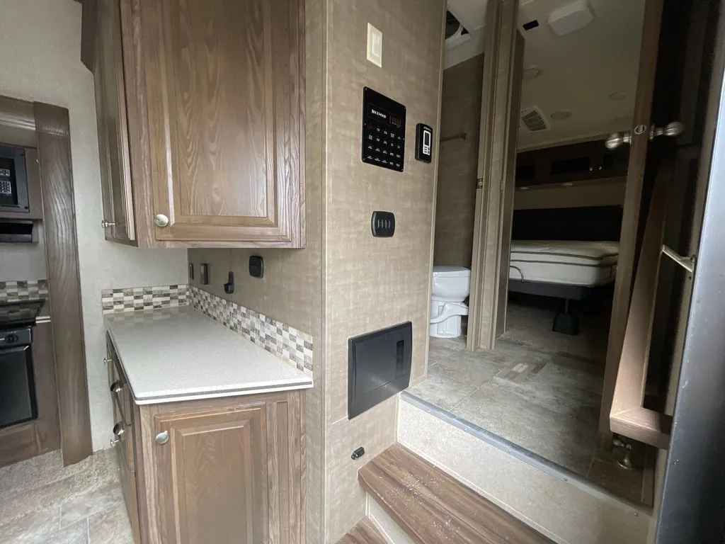 2017 Forest River Rockwood Signature Ultra Lite 8289WS - Photo 4