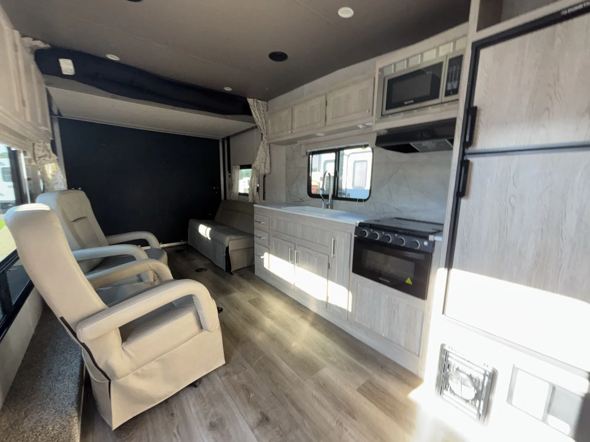 2023 Eclipse Iconic 2020SFG-LE — living area main
