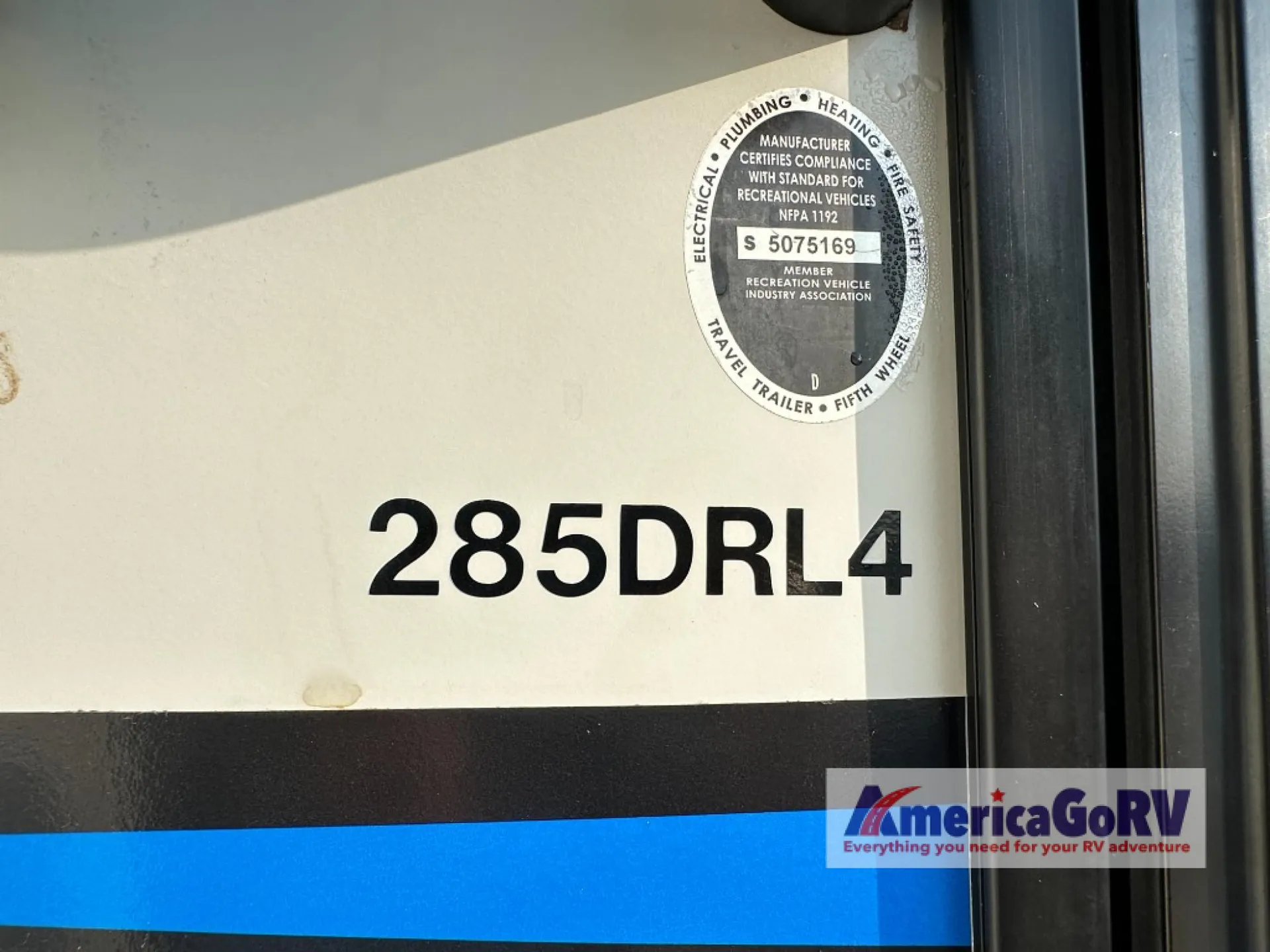 2019 Forest River Cherokee Arctic Wolf 285DRL4 - Photo 4