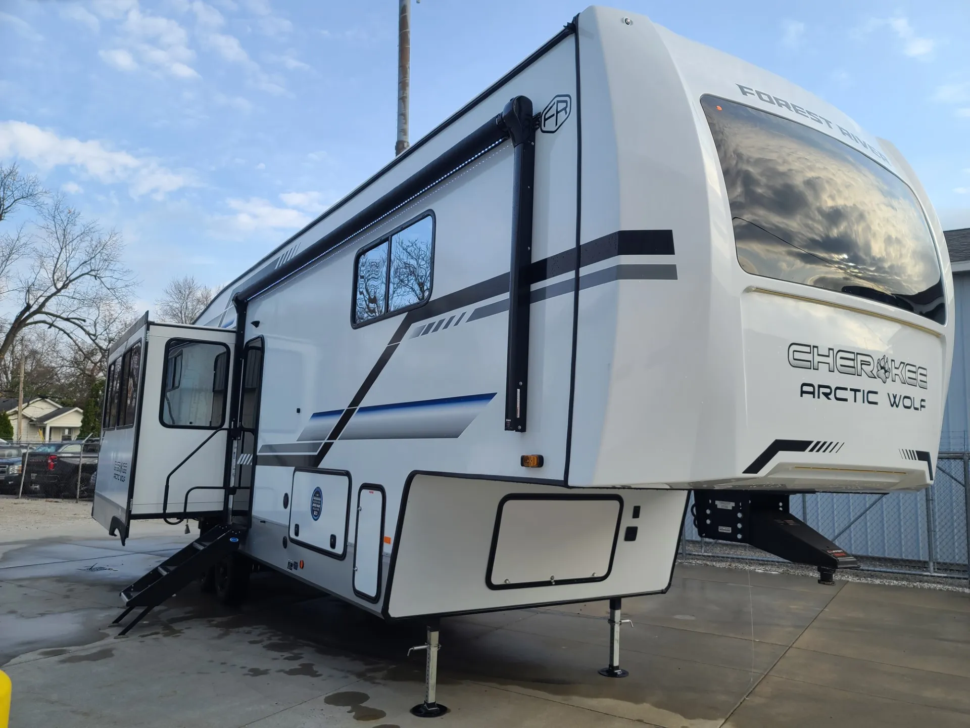 2025 Forest River Cherokee Arctic Wolf 3250SUITE - Photo 2