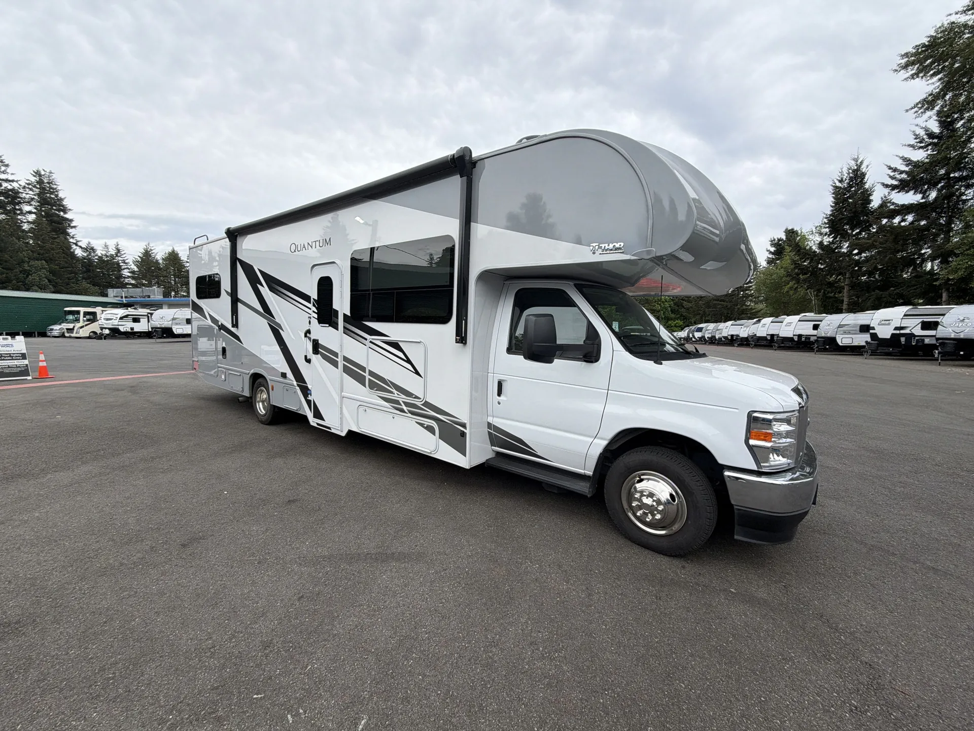 2025 Thor Motor Coach Quantum WS31 - Photo 2