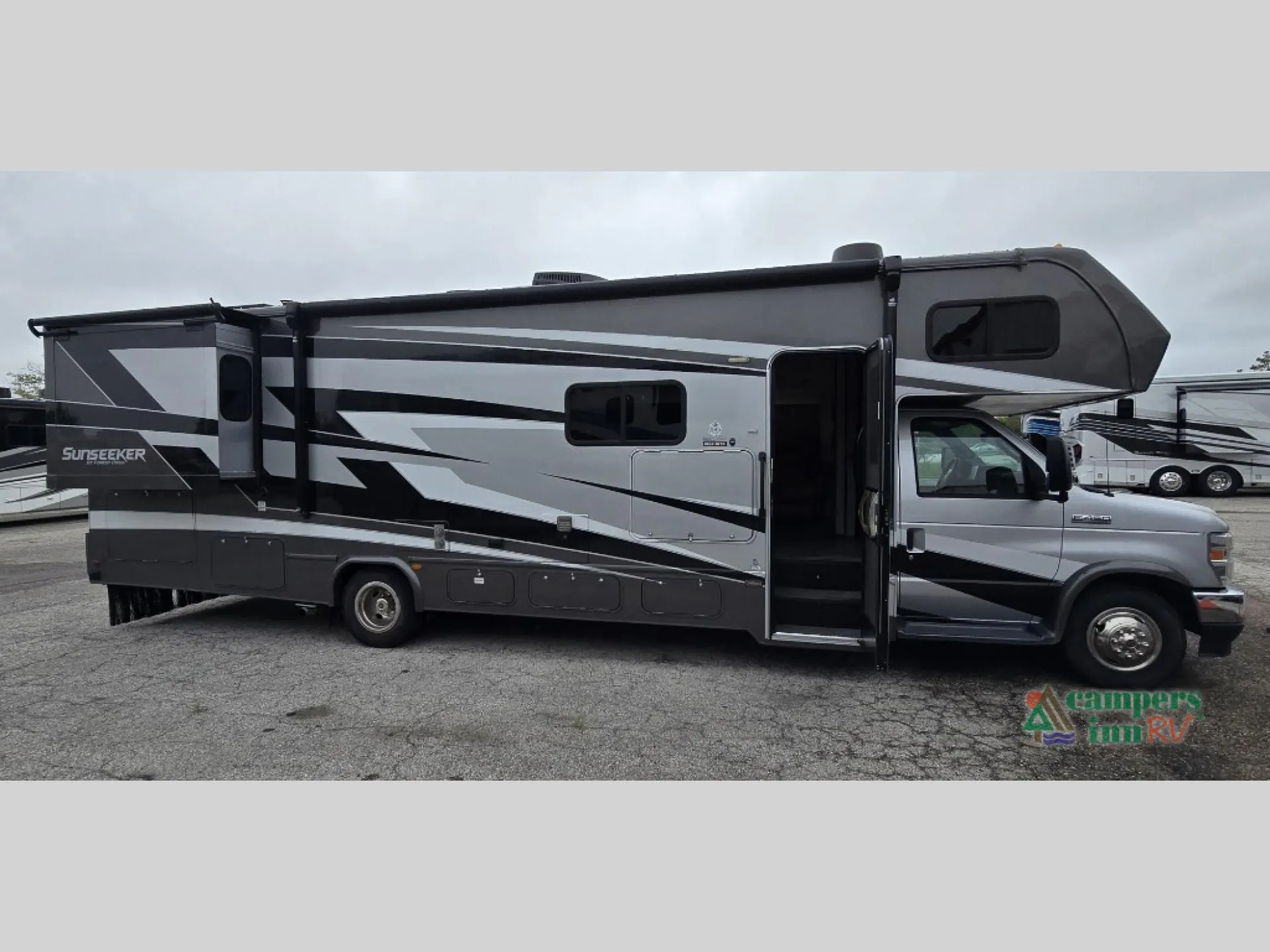 2022 Forest River Sunseeker Classic 3010DS - Photo 2