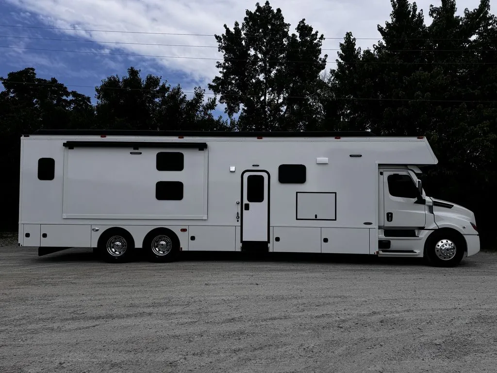 2025 Renegade RV Classic 45CBF - Photo 4