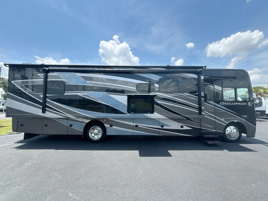 2022 Thor Motor Coach Challenger 35MQ, Photos photo 6