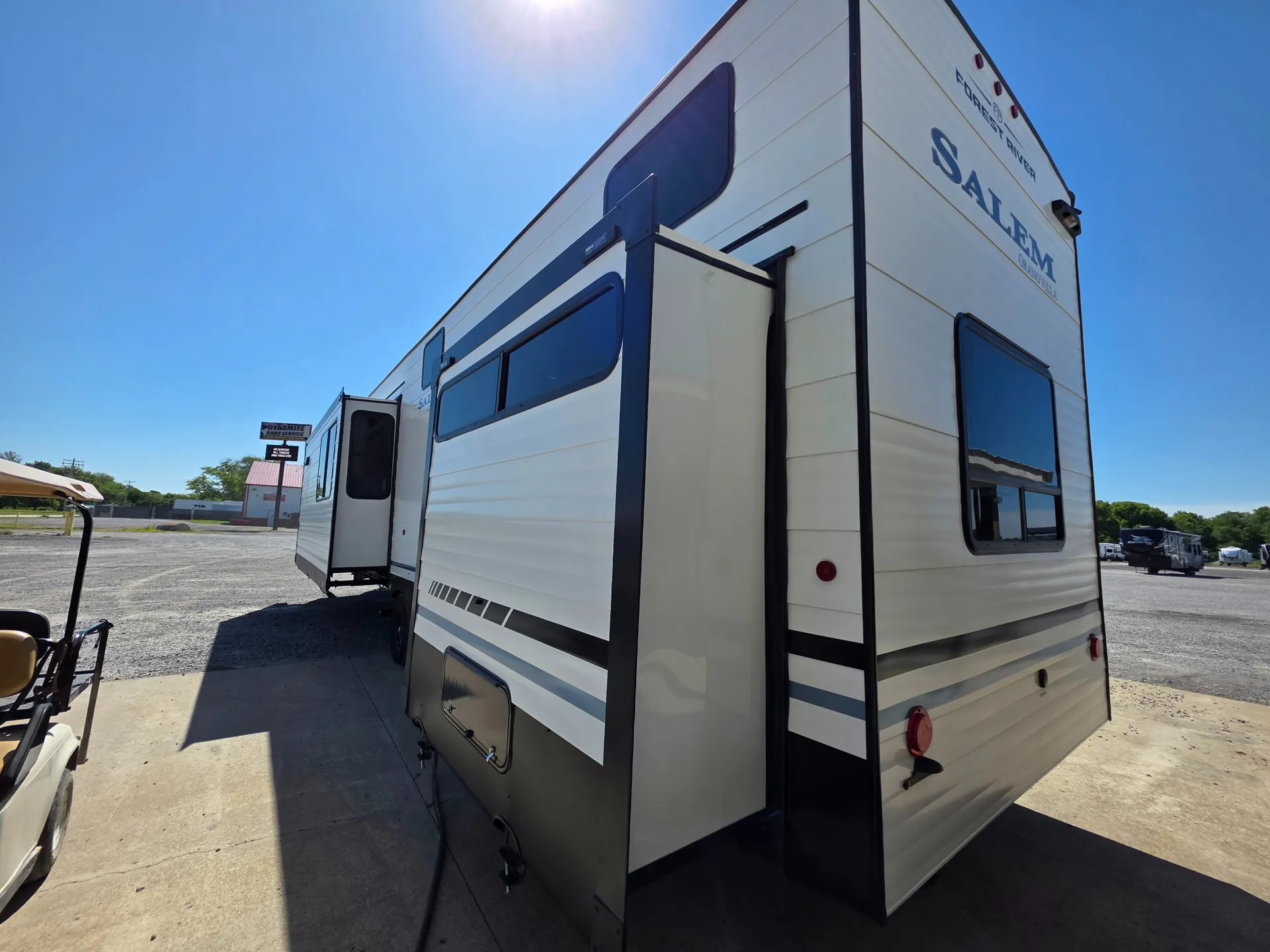 2026 Forest River Salem Villa 40FKP dealer photo 3 from Zoomers RV