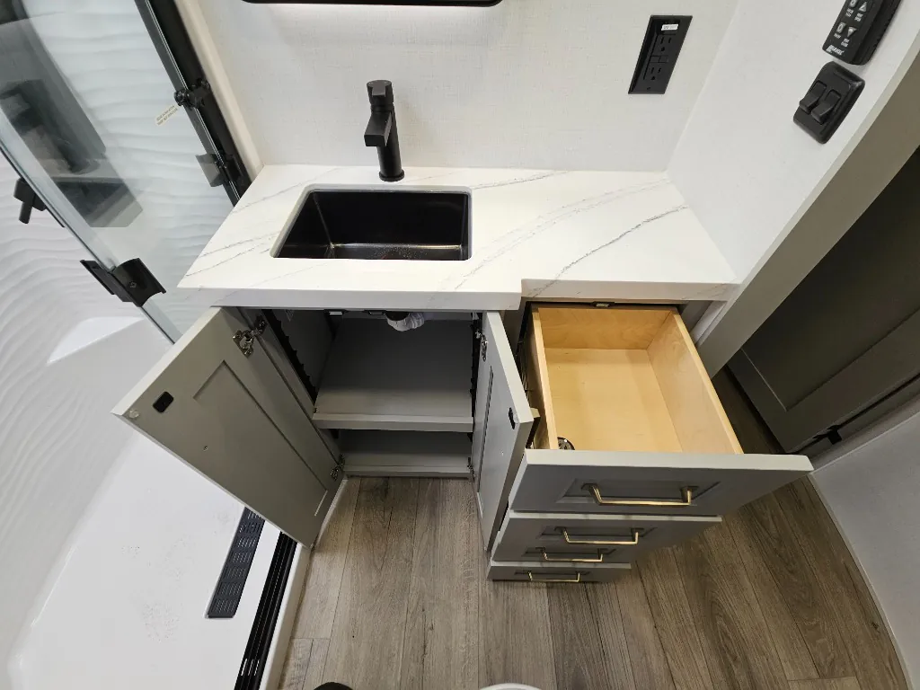 2026 Brinkley Model G 3950, Bathroom photo 8