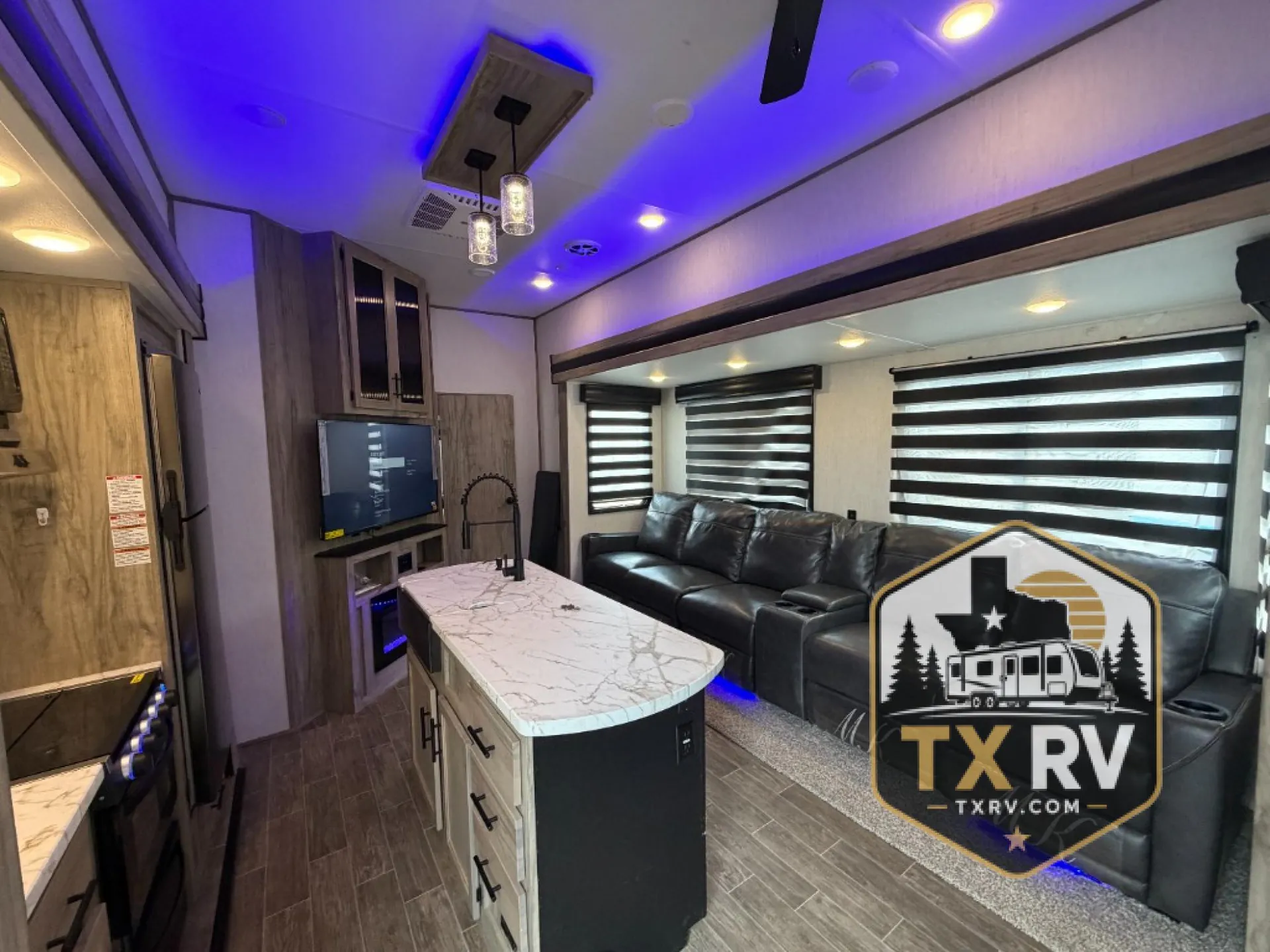 2022 Forest River Cherokee Arctic Wolf 3770 SUITE - Photo 2