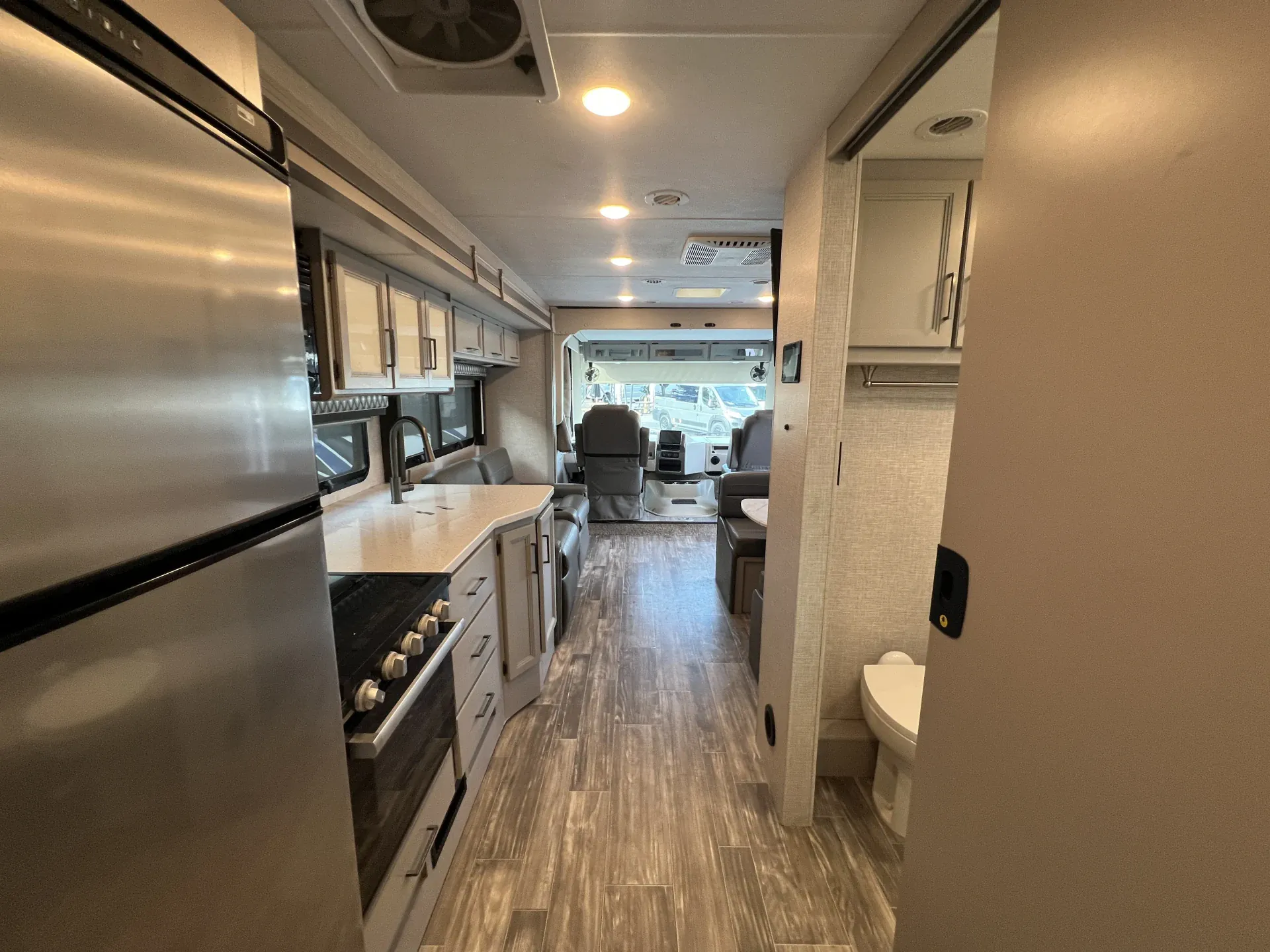 2023 Thor Motor Coach Hurricane 29M - Photo 4