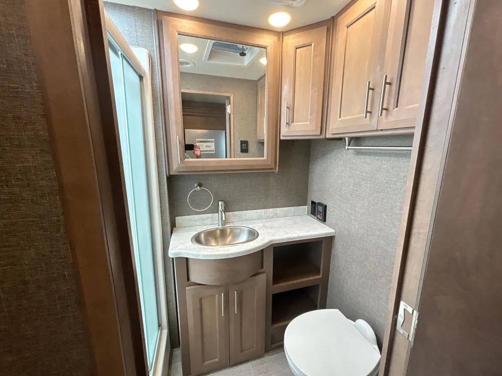 2022 Thor Motor Coach Challenger 35MQ, Photos photo 17