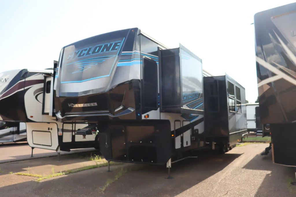 2025 Heartland Cyclone 4008 - Photo 4