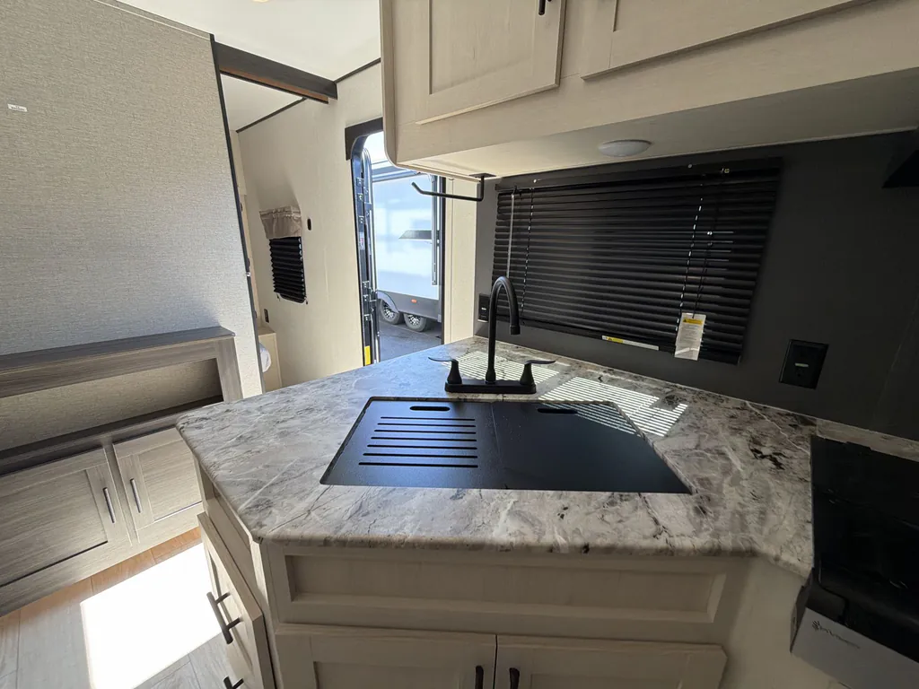 2027 Shasta I-5 527BHS, Photos photo 22