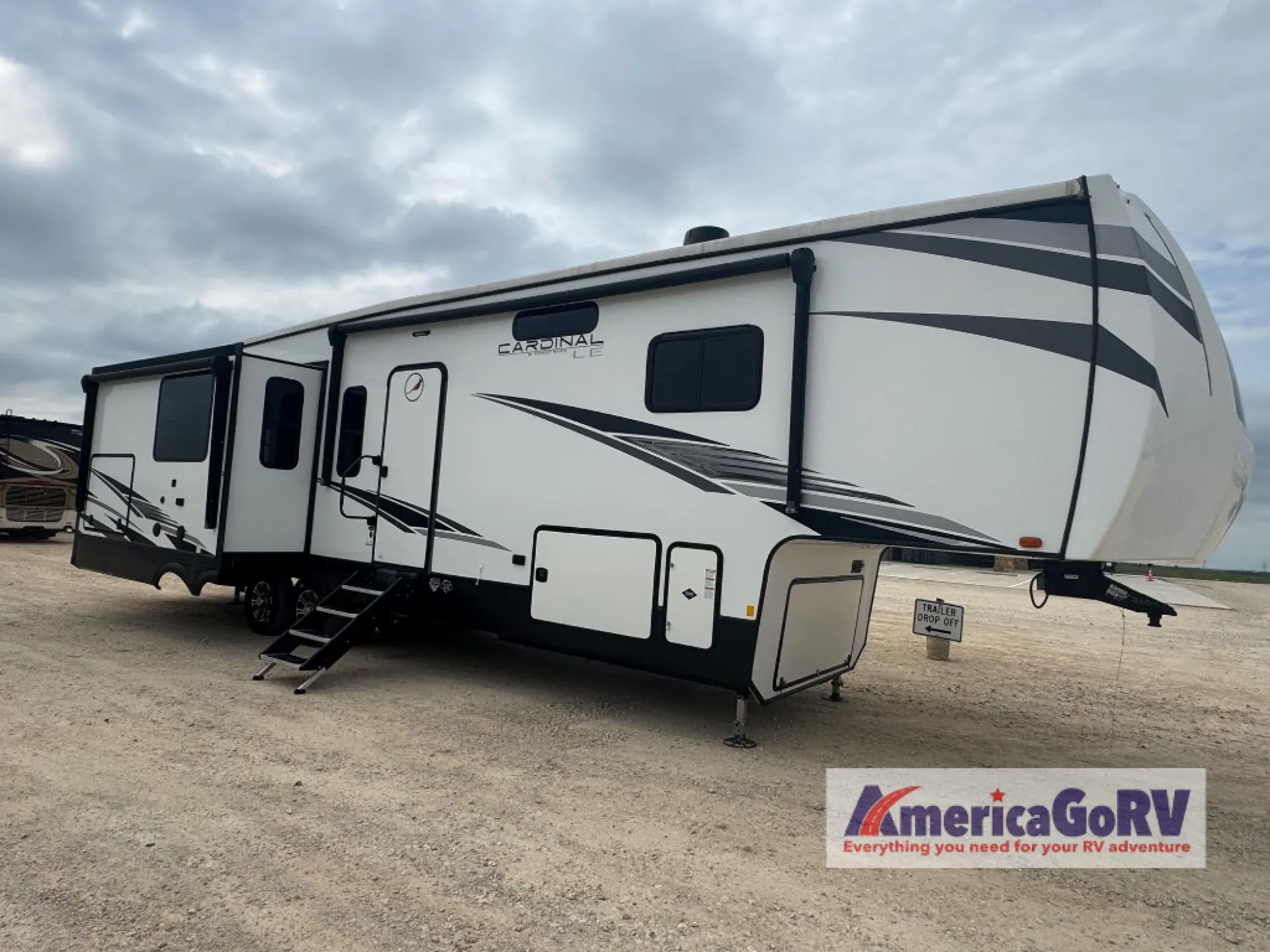 2022 Forest River Cardinal Limited 366DVLE — Photo 5