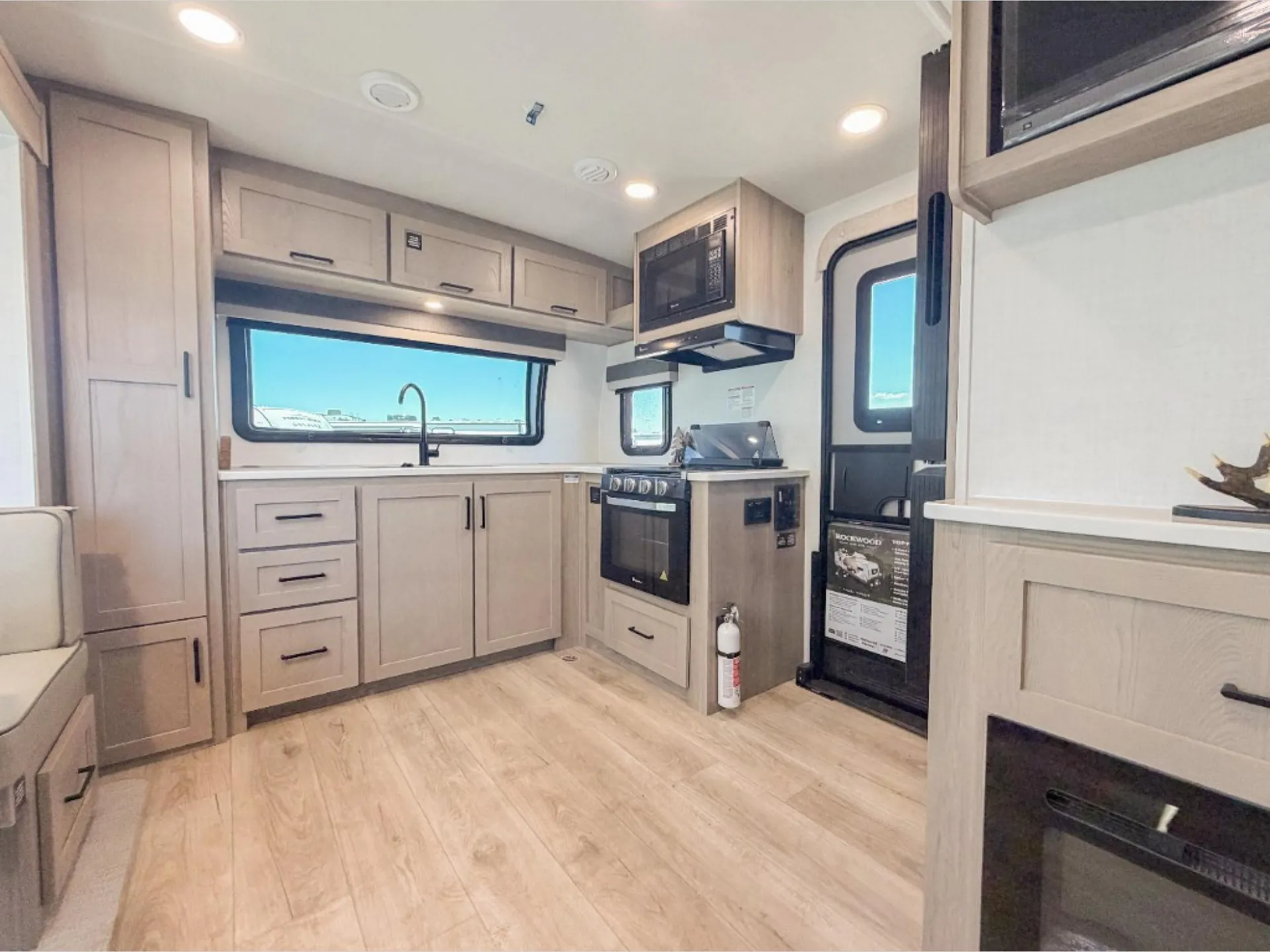2026 Forest River Rockwood Mini Lite 2506FK — Photo 6