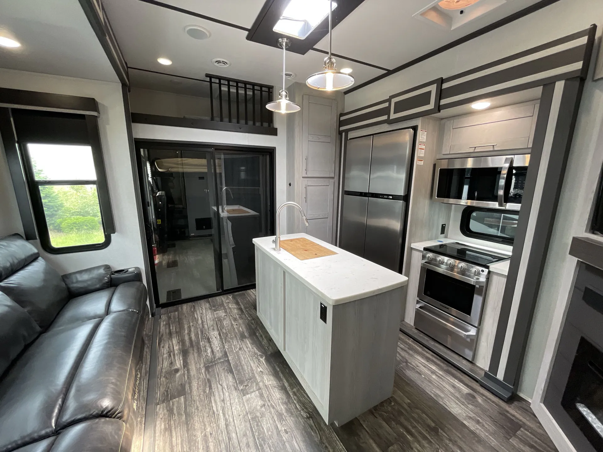 2021 Keystone Fuzion 357 — living area main