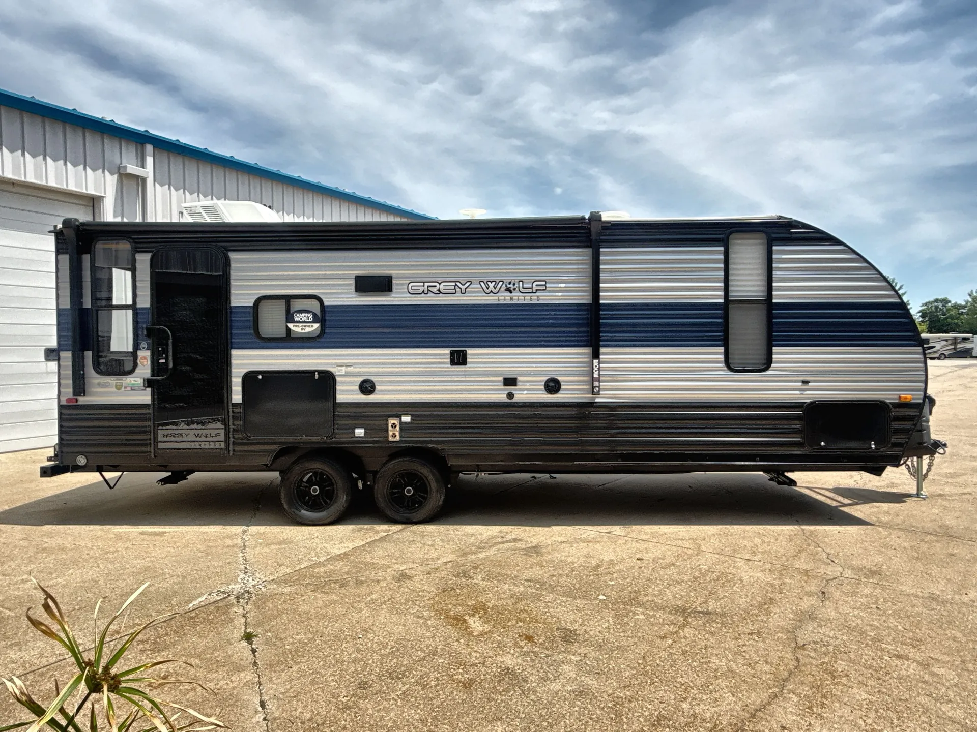 2022 Forest River Cherokee Grey Wolf 22RR — campside