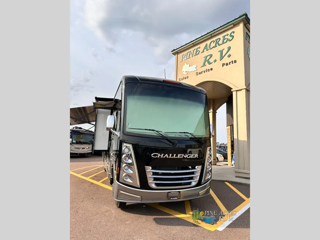 2022 Thor Motor Coach Challenger 35MQ, Photos photo 6
