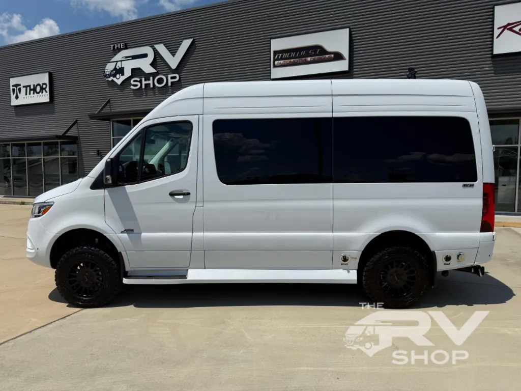 2025 Midwest Automotive Designs Luxe Cruiser D4, Photos photo 22