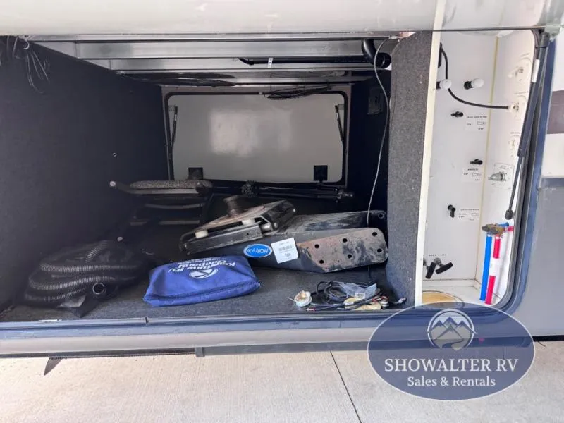 2017 Keystone RV Montana 3160RL - Photo 4