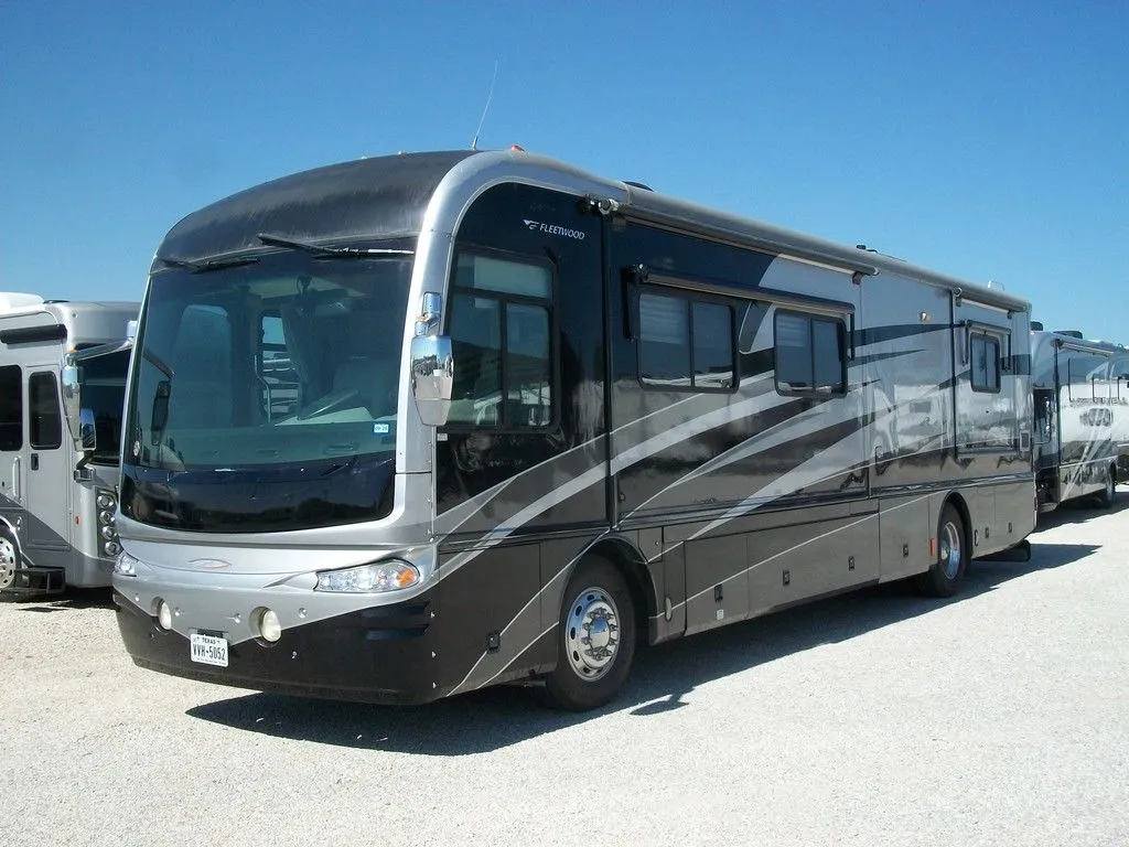 2005 Fleetwood Revolution 38B - Main photo