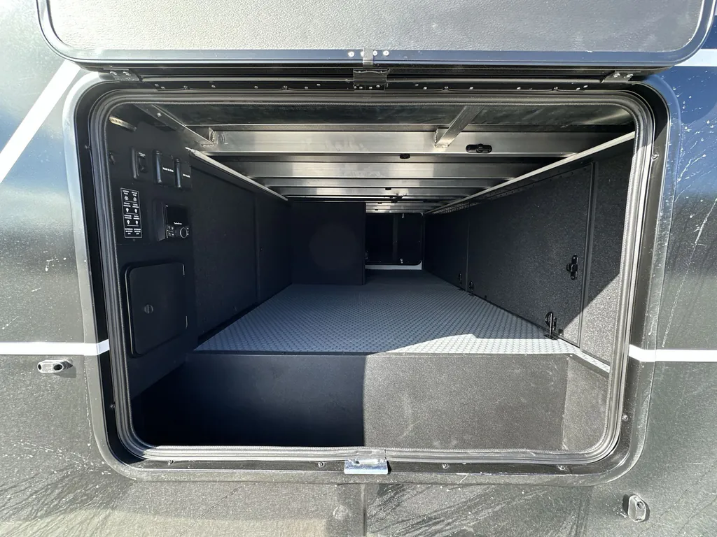 2026 Brinkley Model G 4150, Photos photo 8