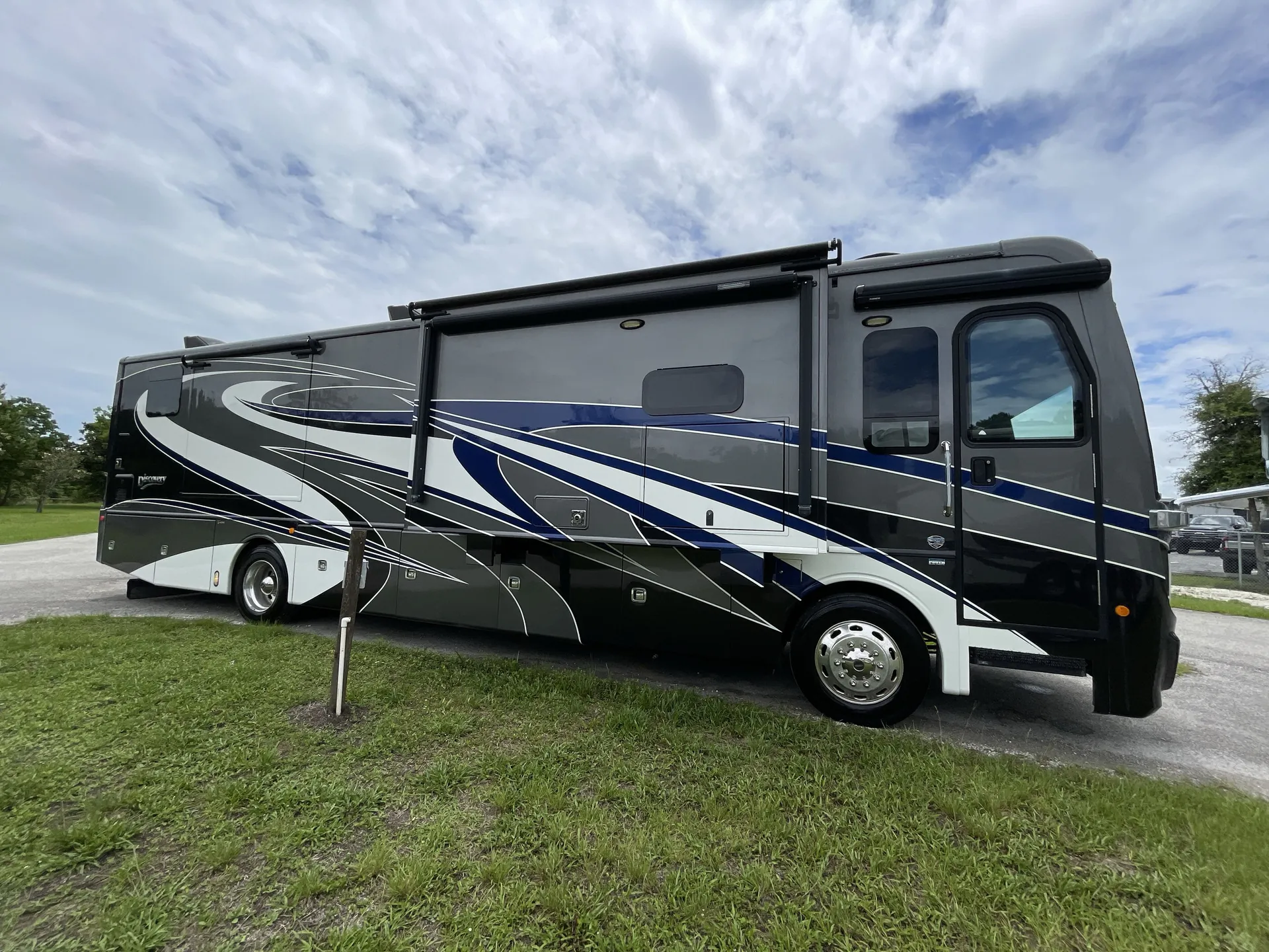 2018 fleetwood Discovery 38K - Photo 2