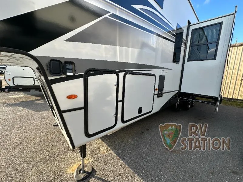 2025 Keystone Montana 3795FK - Photo 4