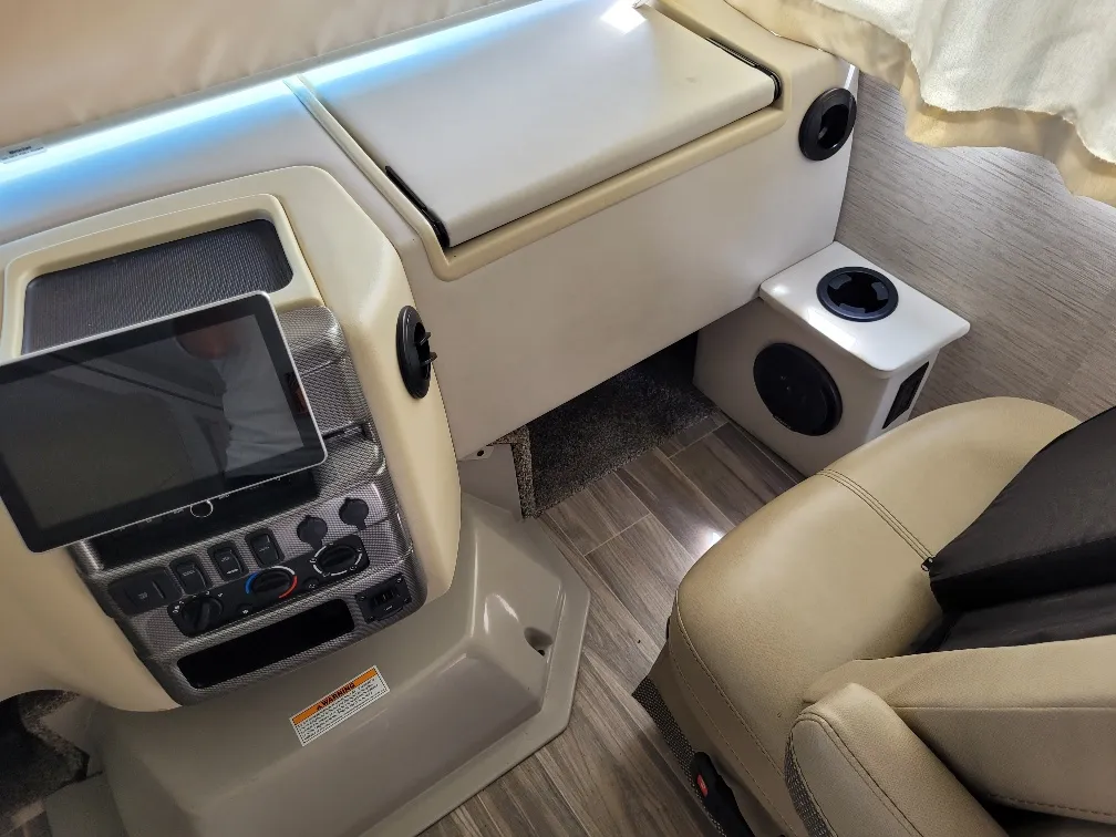 2023 Thor Motor Coach Vegas 24.3, Photos photo 4