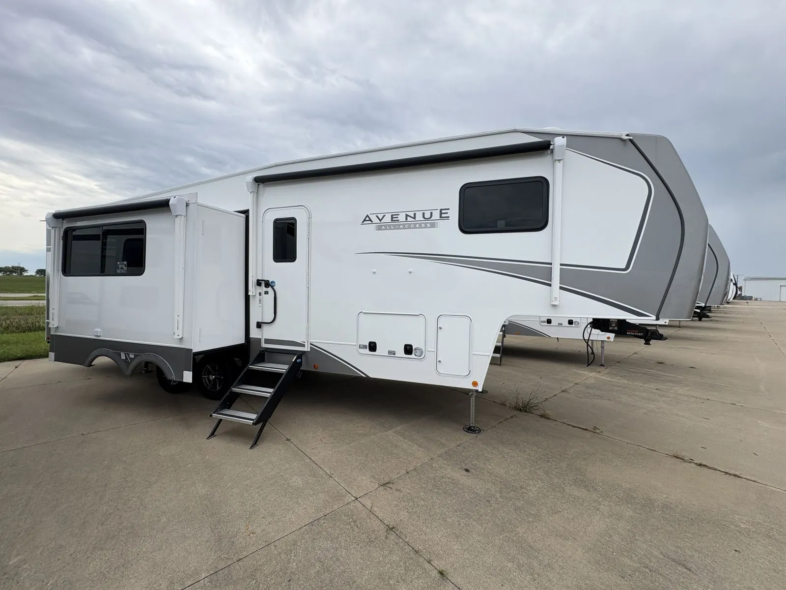 2026 Alliance RV Avenue All-Access 30BH - Photo 2