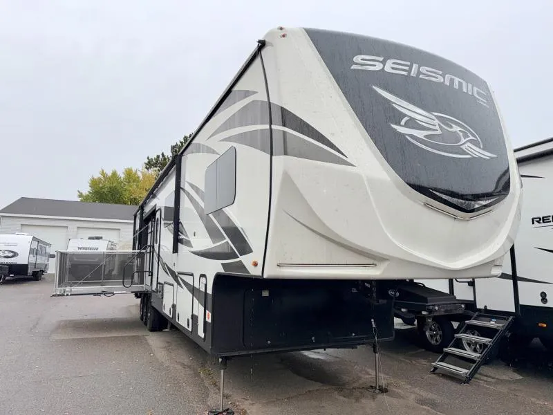 2020 Jayco Seismic 4113 - Photo 2