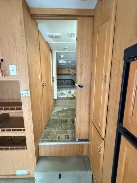 2005 Forest River Wildcat 27RL, Photos photo 17