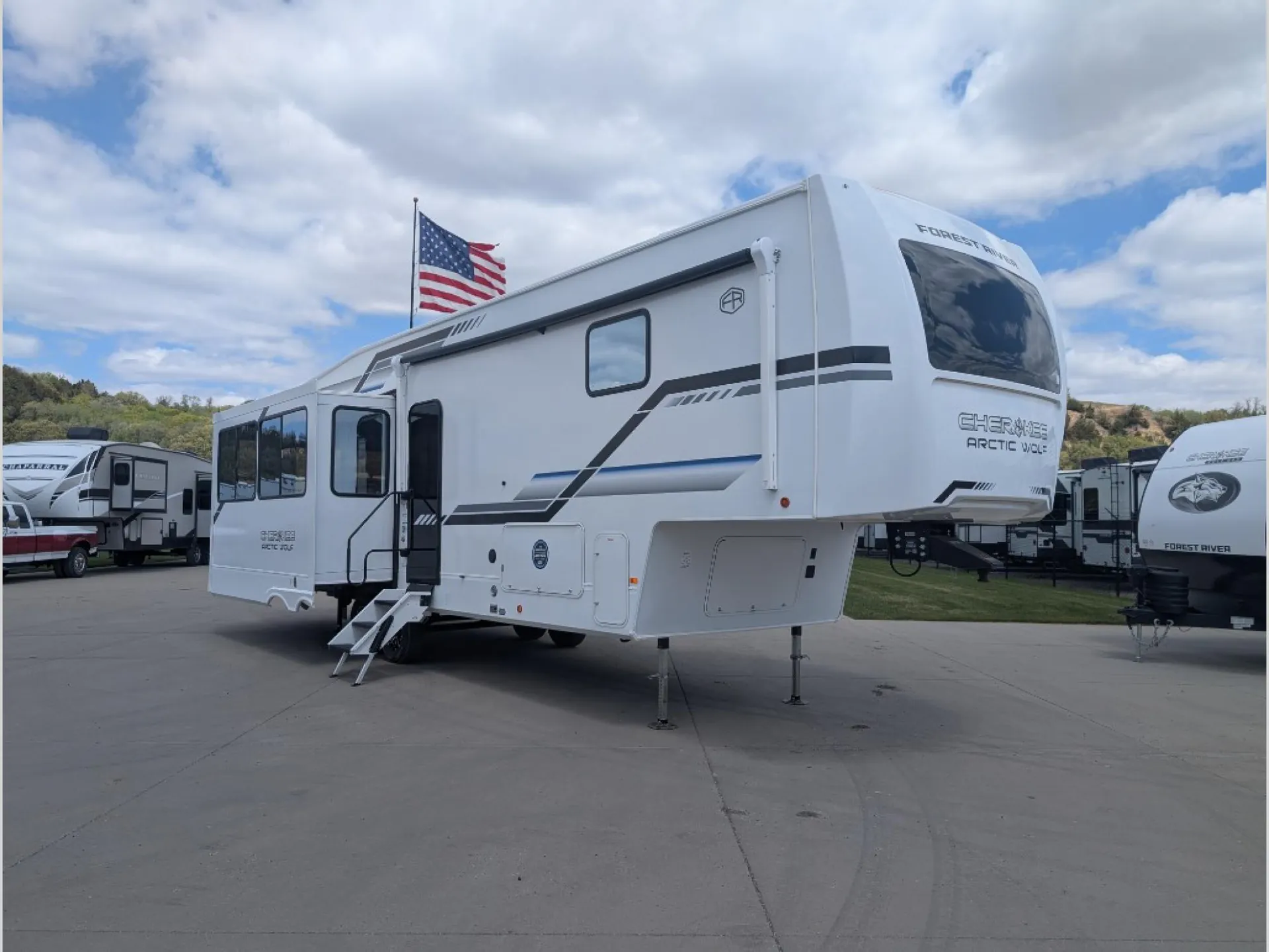 2026 Forest River Cherokee Arctic Wolf 3250SUITE - Photo 2