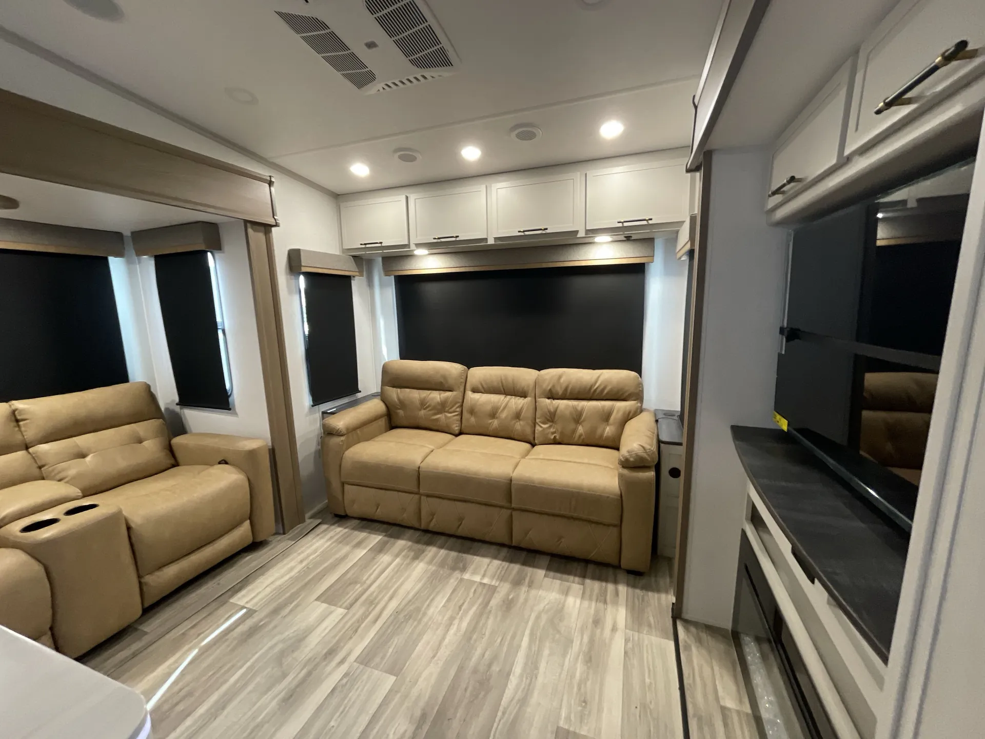2026 dutchmen Astoria 3173RLP — living area main