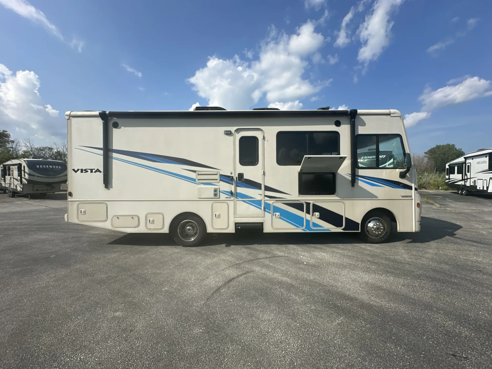 2019 Winnebago Vista 27P — living area main