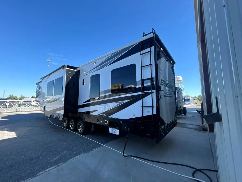 2025 Jayco Seismic Luxury Series 4113 - Photo 4