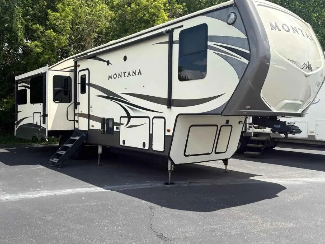 2017 Keystone RV Montana Used    3721 RL - Main photo