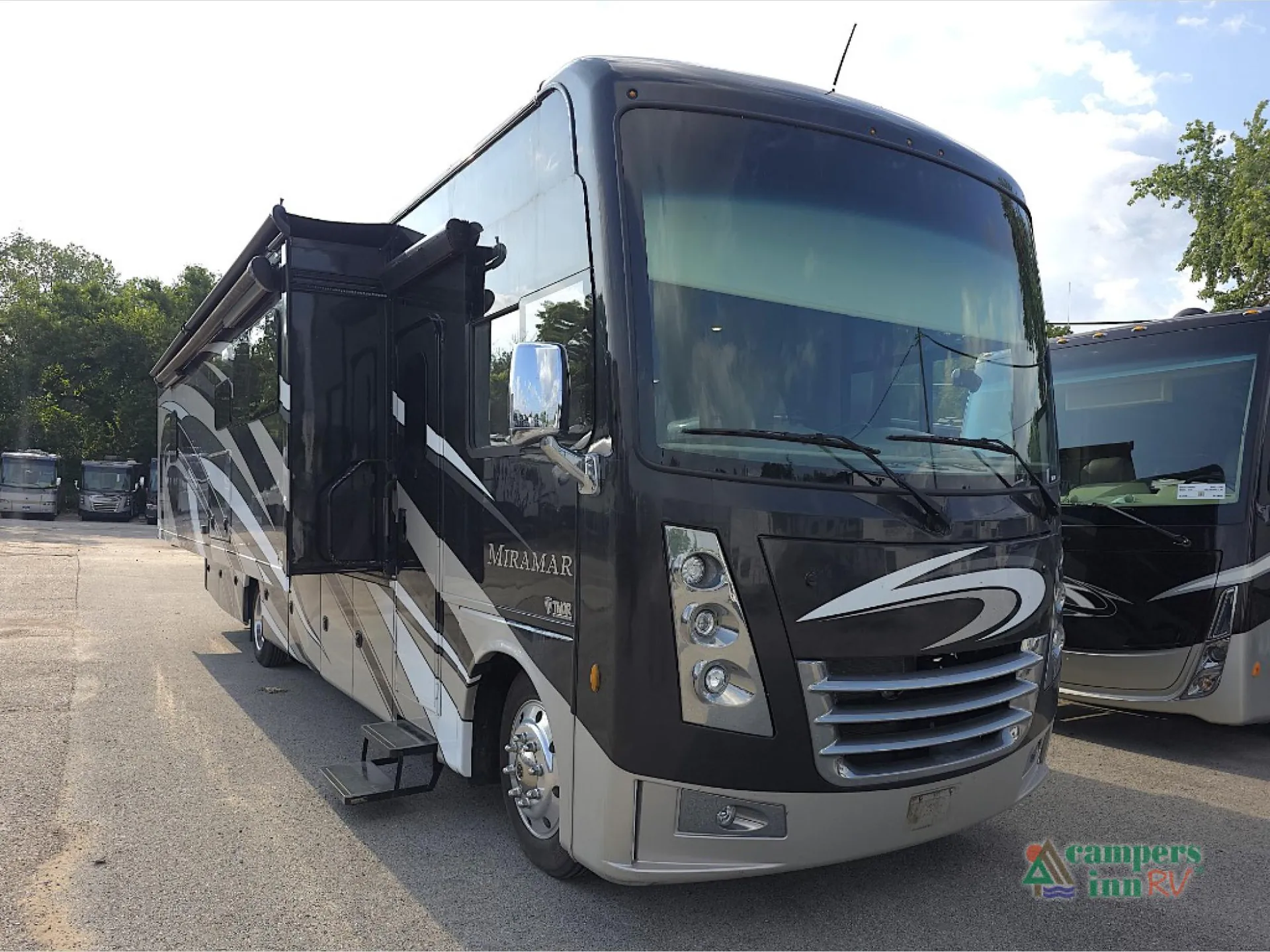 2019 Thor Motor Coach Miramar 35.2 - Photo 2