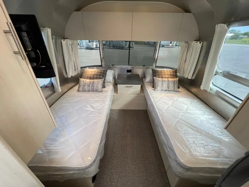 2026 Airstream Flying Cloud 27FB - Photo 3