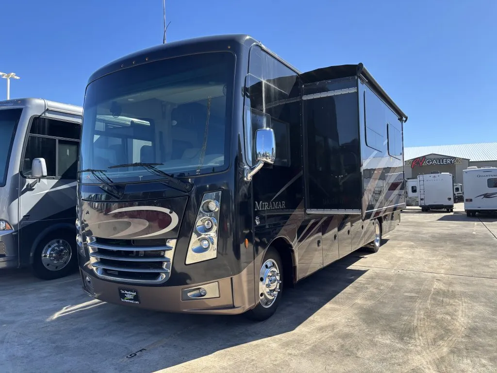 2019 Thor Motor Coach Miramar 35.2 - Photo 4